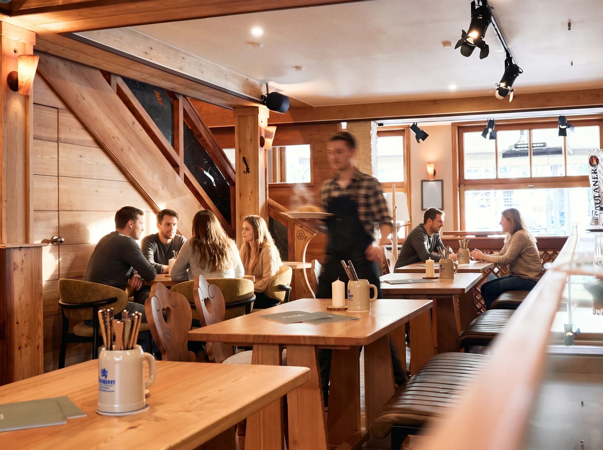 Gäste und Service im Gastraum vom Wirtshaus Paula