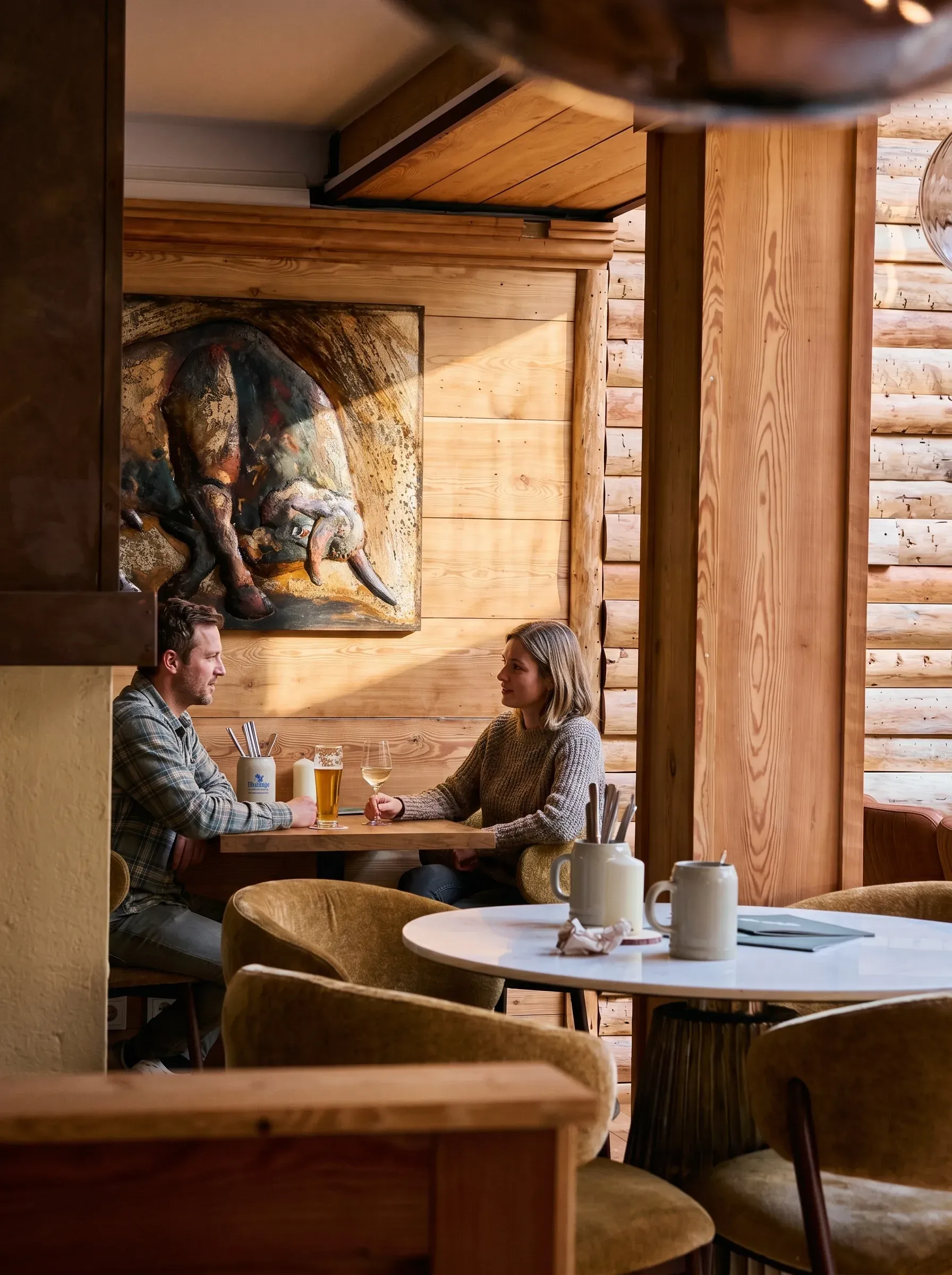 Paar bei Bier und Wein an einem gemütlichen Tisch im Wirtshaus Paula